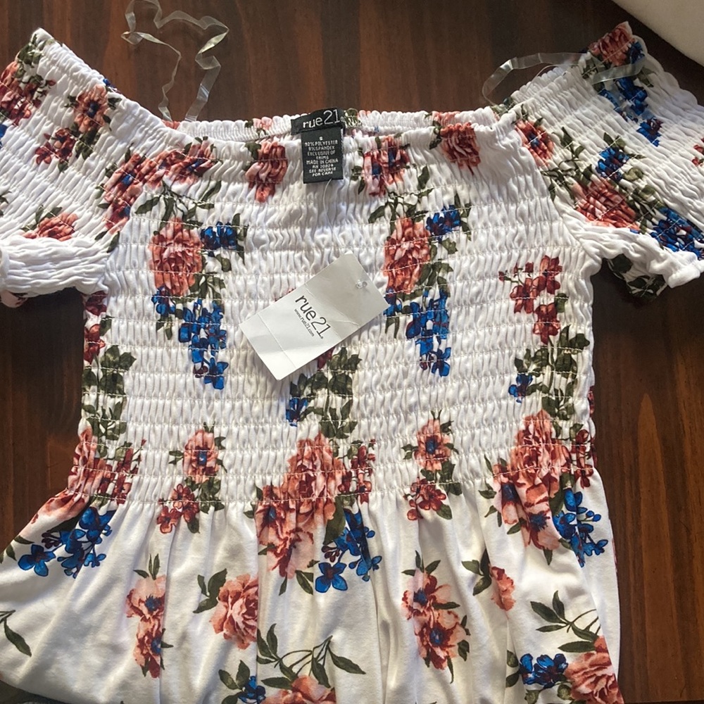 FINAL DROP🚨 NWT white floral festival daisy top crop top with sleeves